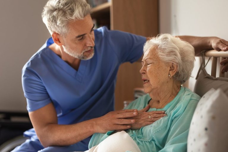 Read more about the article Rola opiekuna w życiu osoby chorej na Alzheimera – wyzwania i wsparcie
